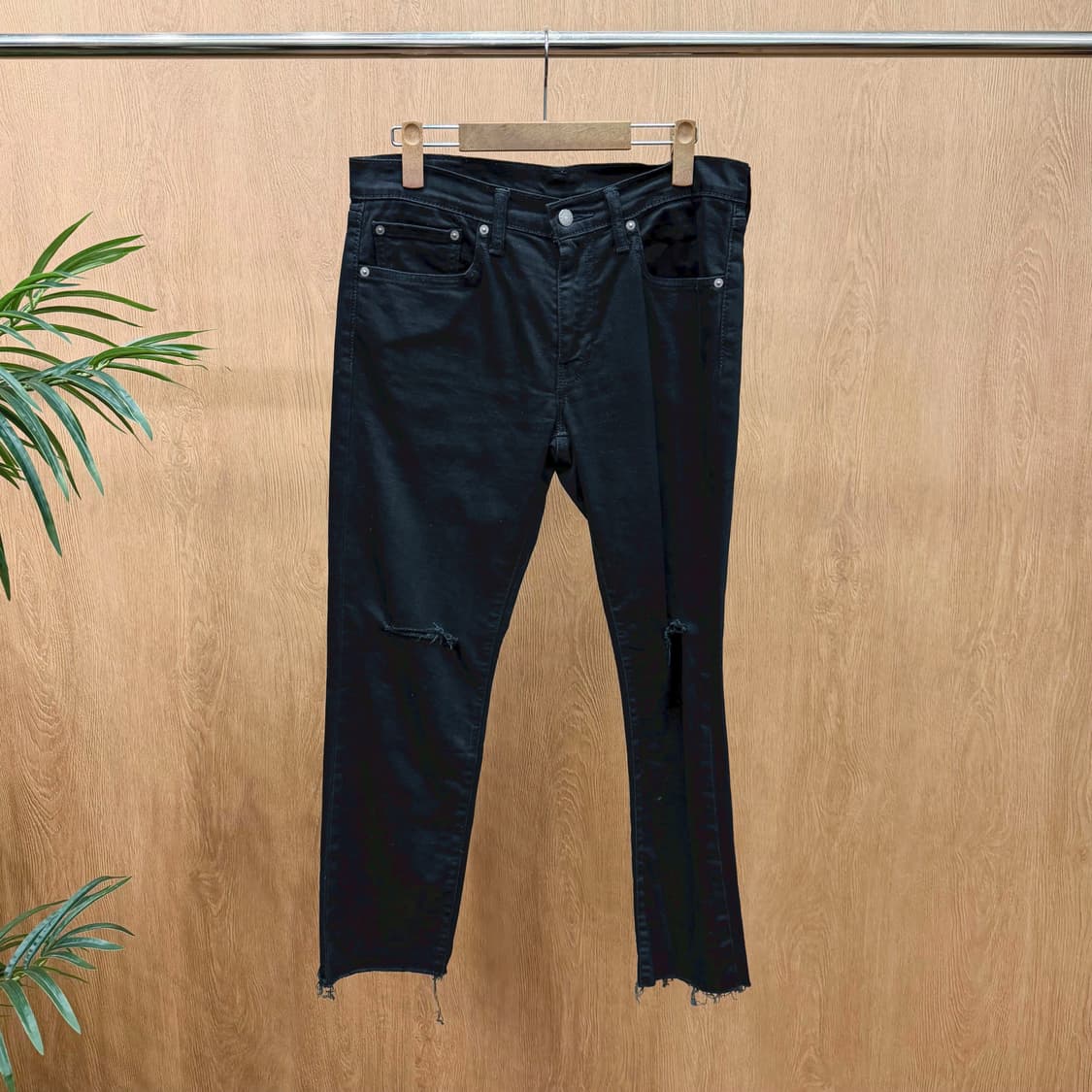 리바이스 511 코튼 팬츠 디스트로이드 로고 탭 디테일 레귤러핏 블랙 상품이미지1