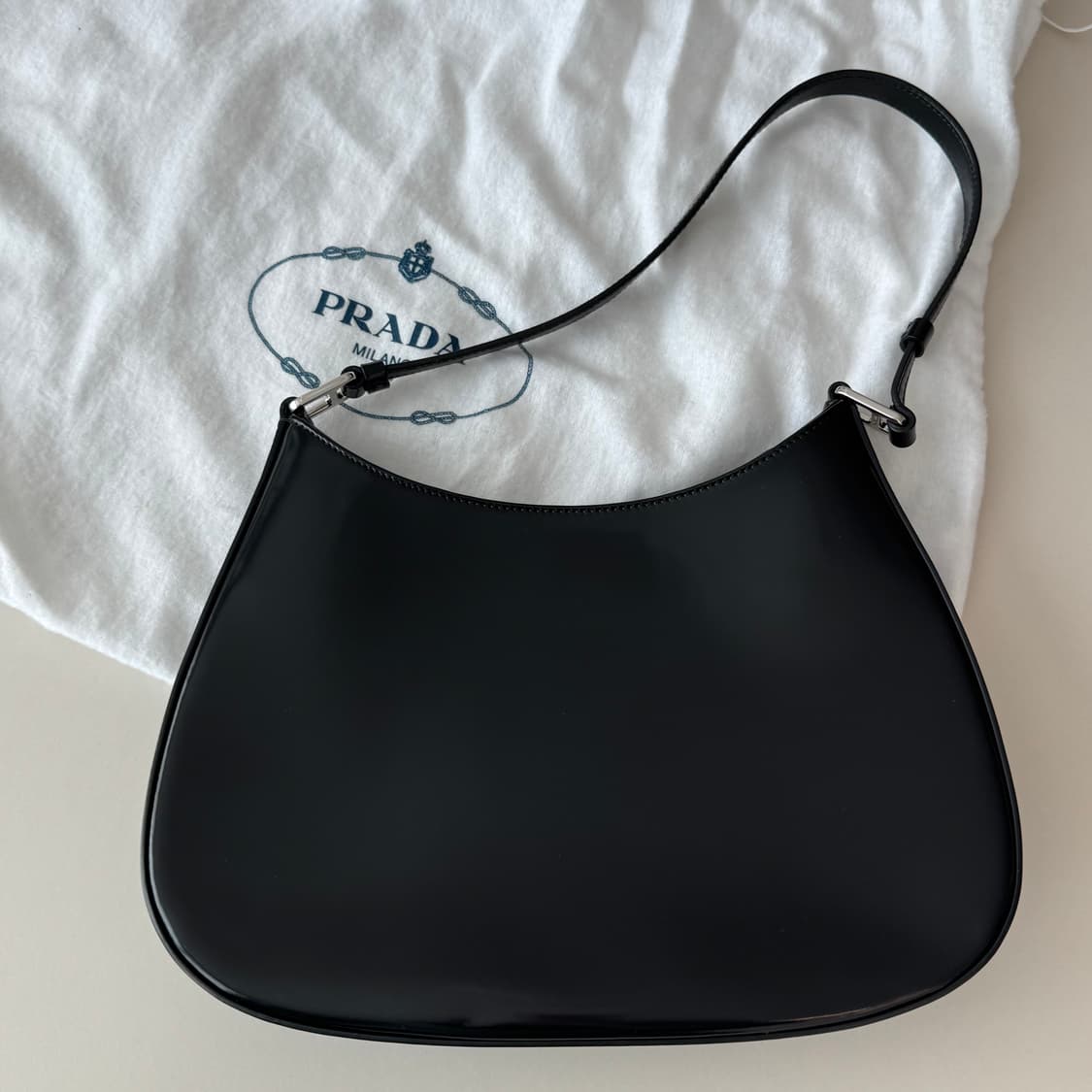 프라다 클레오 브러시드 가죽 숄더백 블랙,실착용한번 상품이미지4