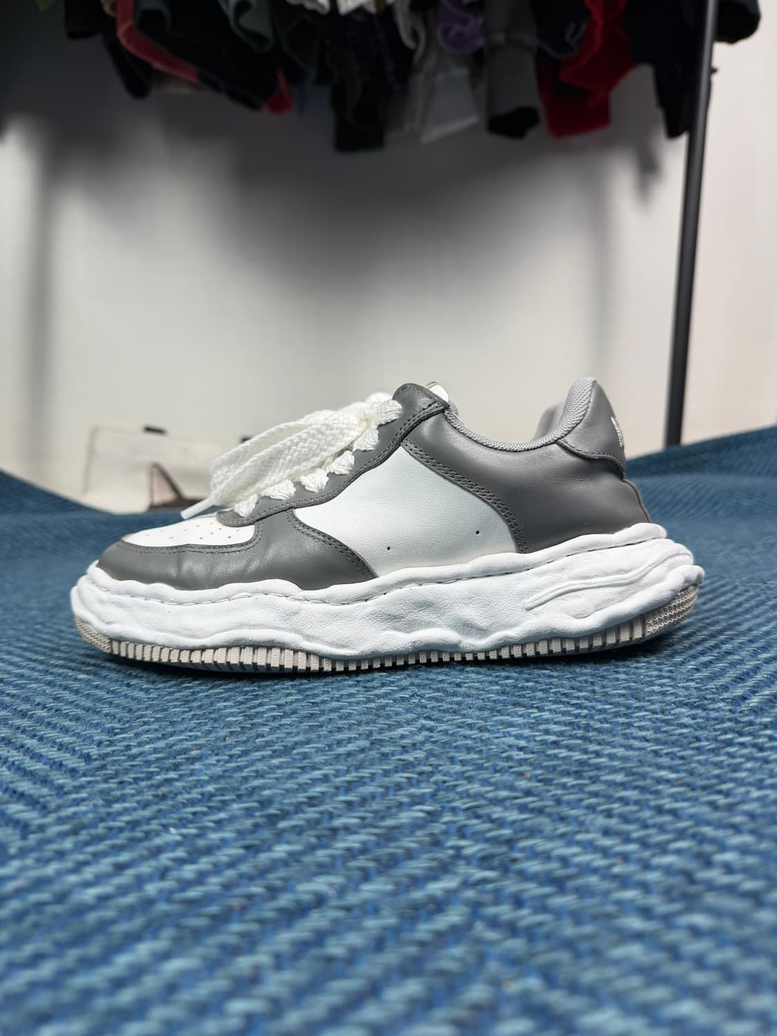 메종 미하라 야스히로 웨인 레더 로우탑 스니커즈 - 그레이/화이트 상품이미지3