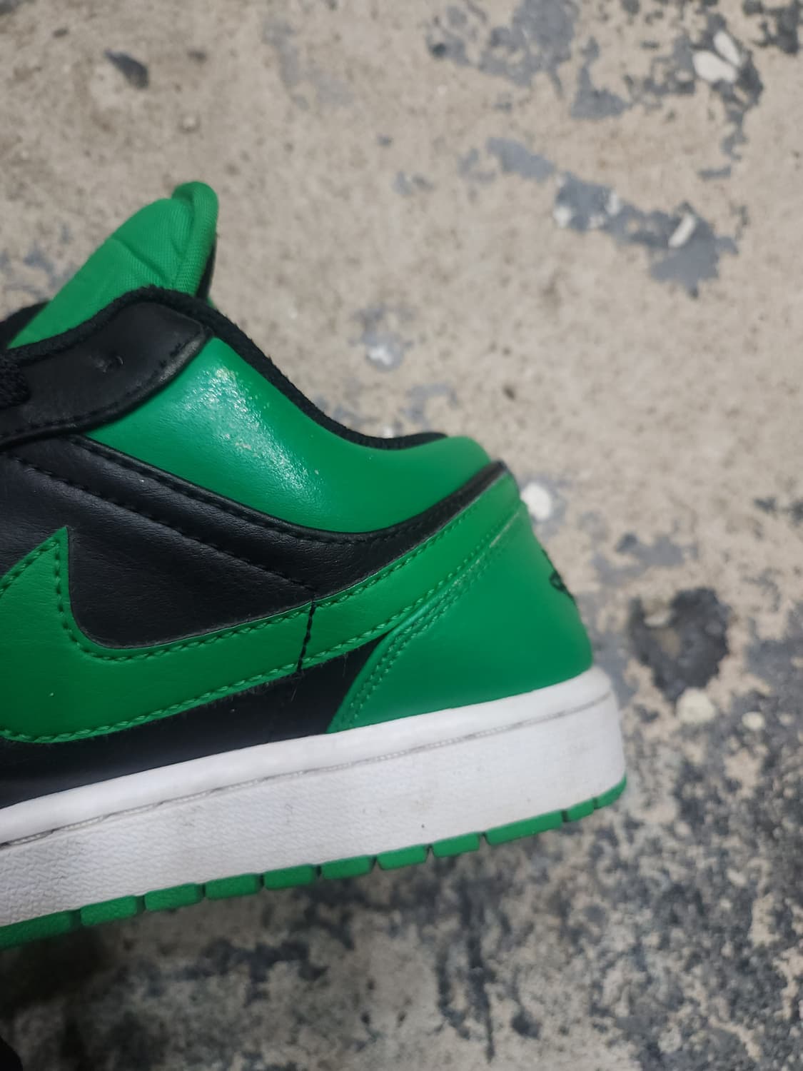 나이키 에어조던 1 로우 럭키그린 265mm

 상품이미지5