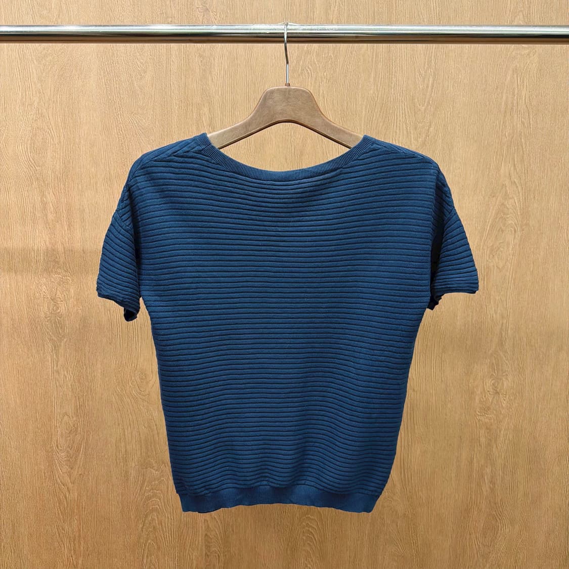 띠어리 라운드넥 반팔 니트 스트라이프 골지 디테일 레귤러핏 블루 상품이미지3