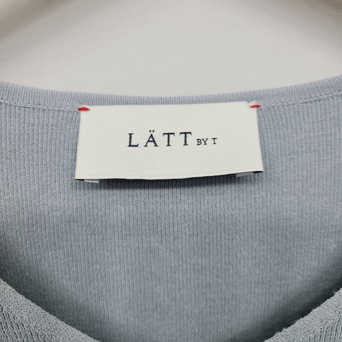 한섬 LÄTT(래트) 브이넥 니트 미디 원피스 상품이미지6