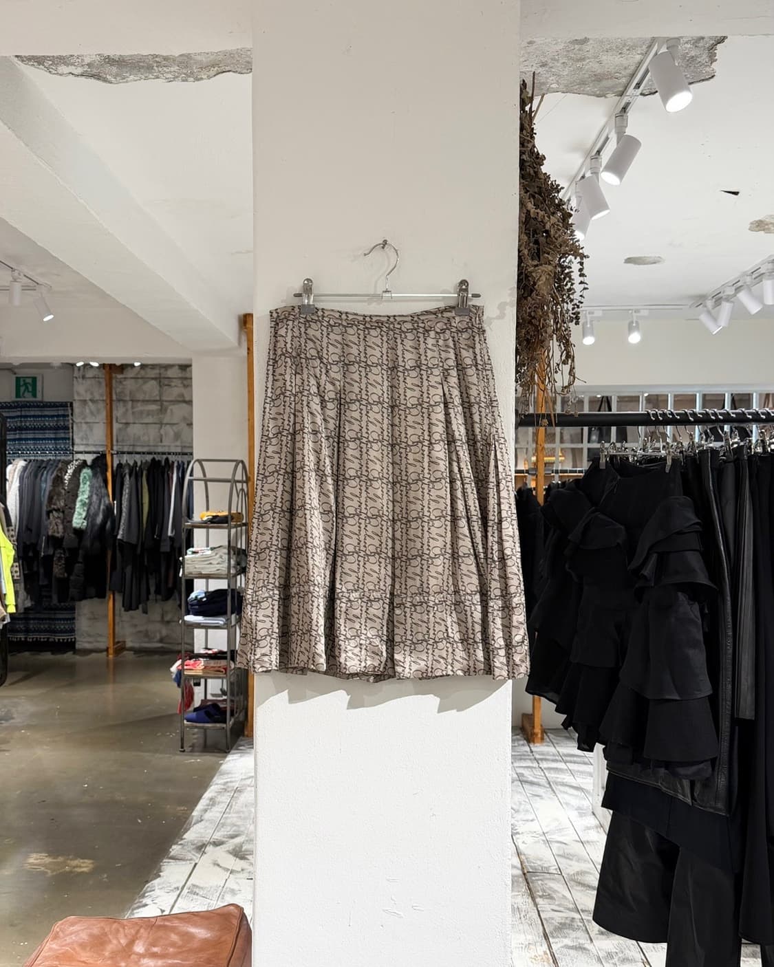 버버리 베이지 새틴 프린팅 플리츠 미디스커트 상품이미지1