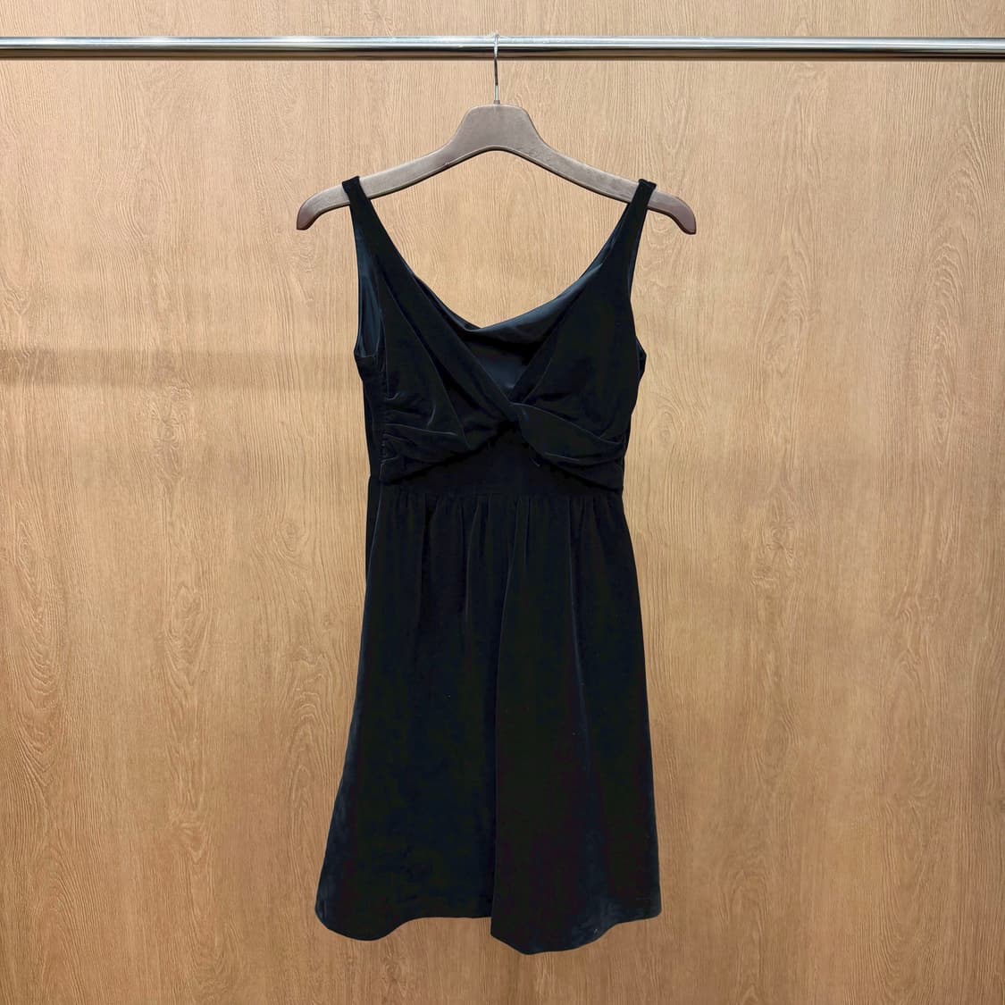 버버리 블루 라벨 브이넥 벨벳 슬리브리스 원피스 플레어 라인 디테일 블랙 상품이미지2