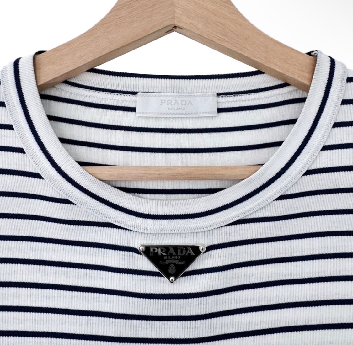 [XL] 프라다 여성 삼각로고 스트라이프 반팔 티셔츠 화이트 UJN824 상품이미지5