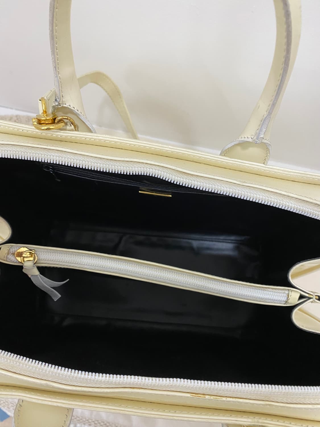 GIVENCHY 아이보리 에나멜 송치 토트&숄더백 상품이미지8