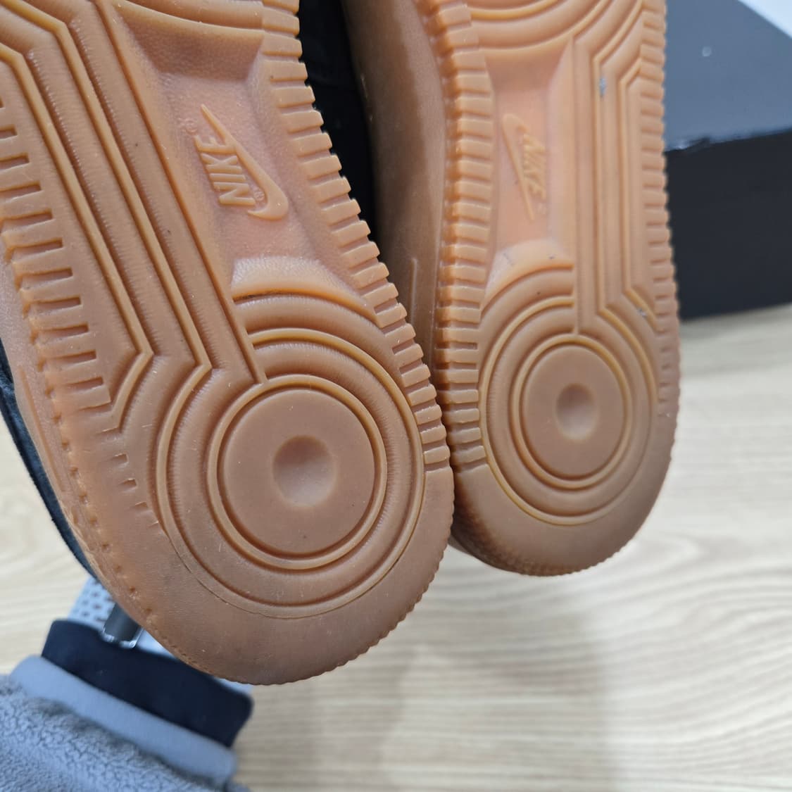 255 나이키 에어포스1 스웨이드 검솔 블랙 상품이미지9