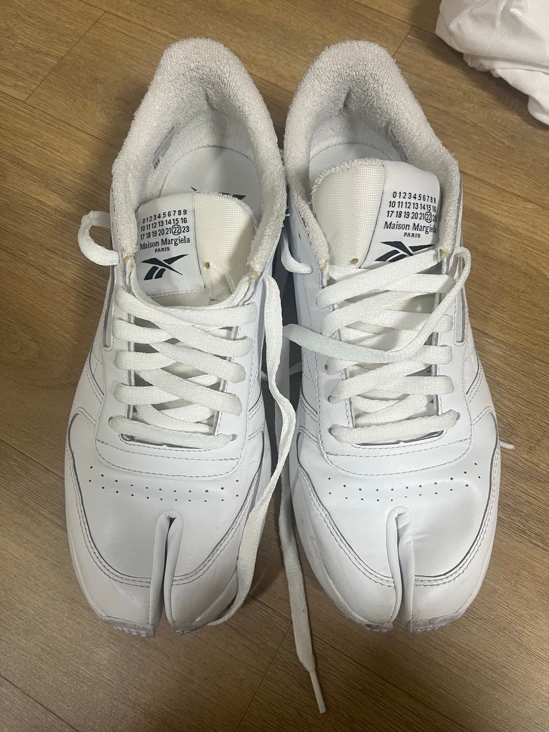 리복 x 메종 마르지엘라 클래식 레더 타비 슈즈 화이트 275 상품이미지3