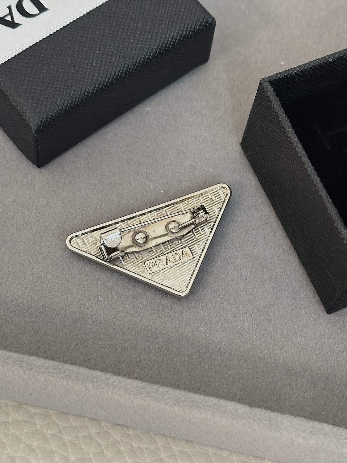 프라다 빈티지 에폭시 브로치 상품이미지4