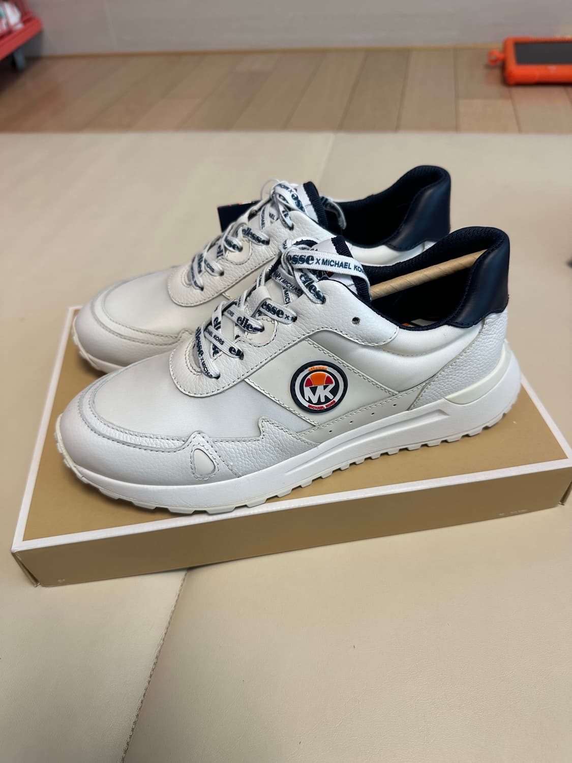 마이클코어스 화이트 레더 스니커즈 / 6 (230) 상품이미지1