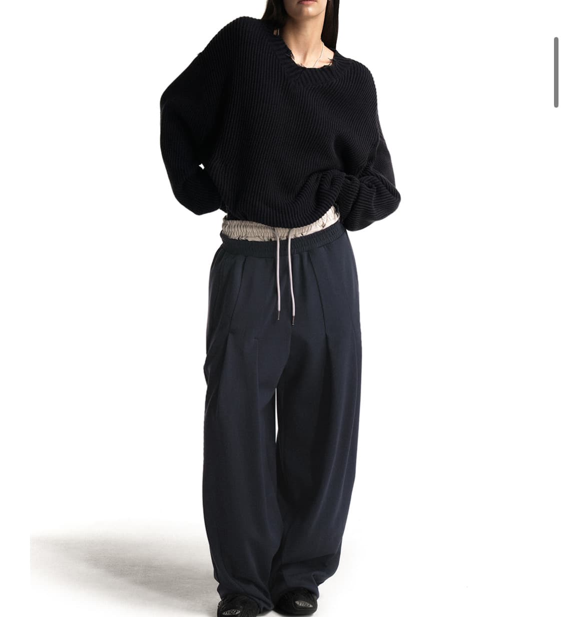 Two tuck wide fit sweat pants 우알롱 스웨트팬츠 상품이미지2