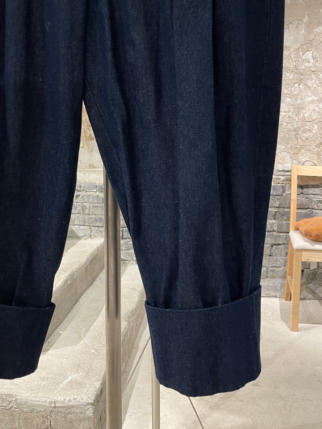 jw앤더슨 진청 폴드 헴 게더 배기핏 데님 팬츠 상품이미지5