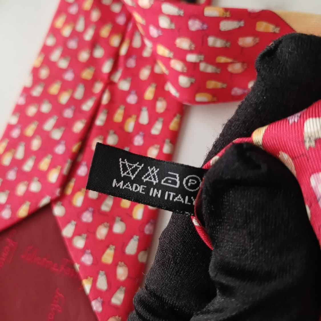 페라가모 실크 고양이 패턴 넥타이 8.6cm A+등급 A18885

 상품이미지8