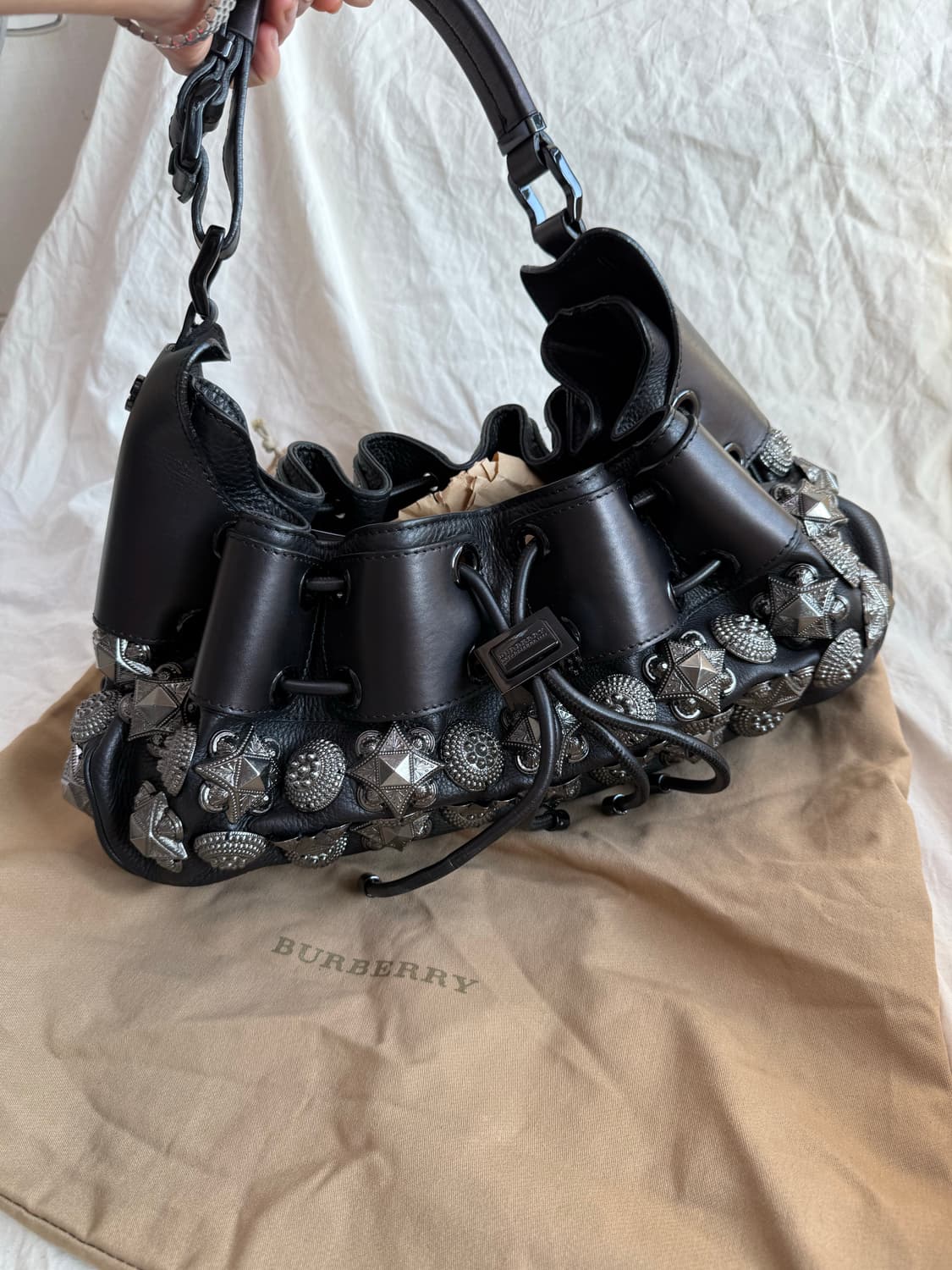 Y2k 스터드백 버버리 한정판 가방 상품이미지3