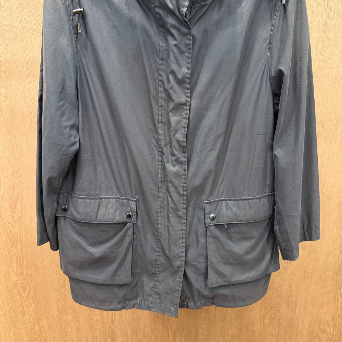 버버리 라이트웨이트 트래블 자켓 내장형 후드 플랩 포켓 디테일 차콜 상품이미지5