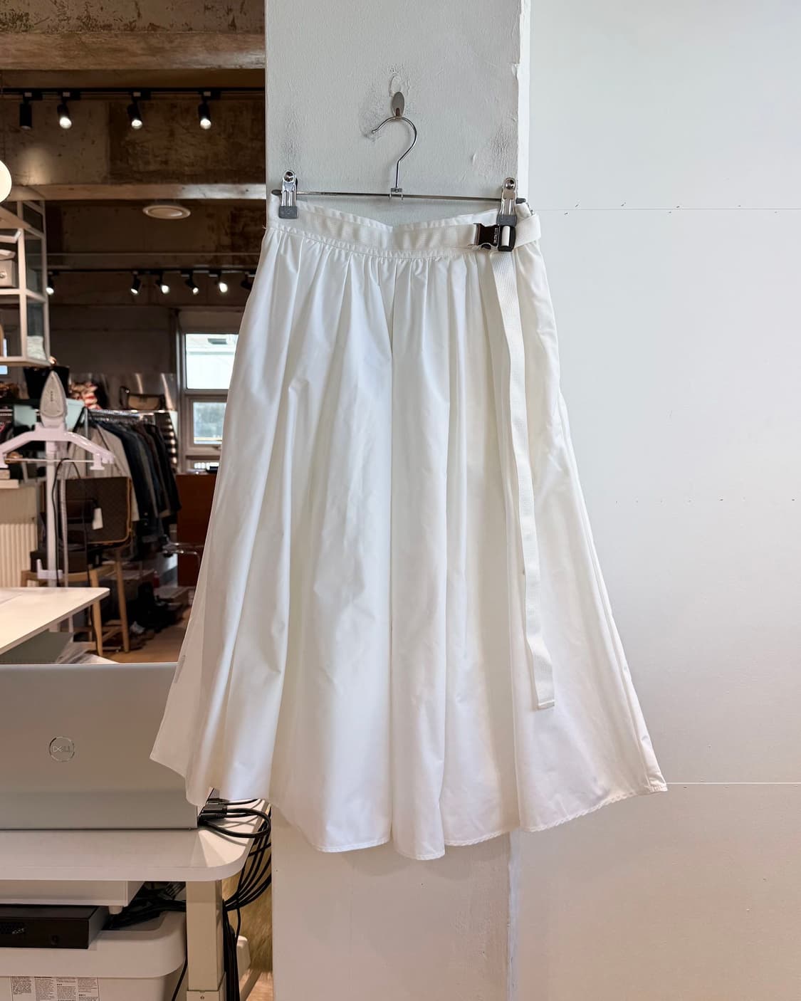 몽클레르 화이트 벨티드 플레어 스커트  상품이미지2
