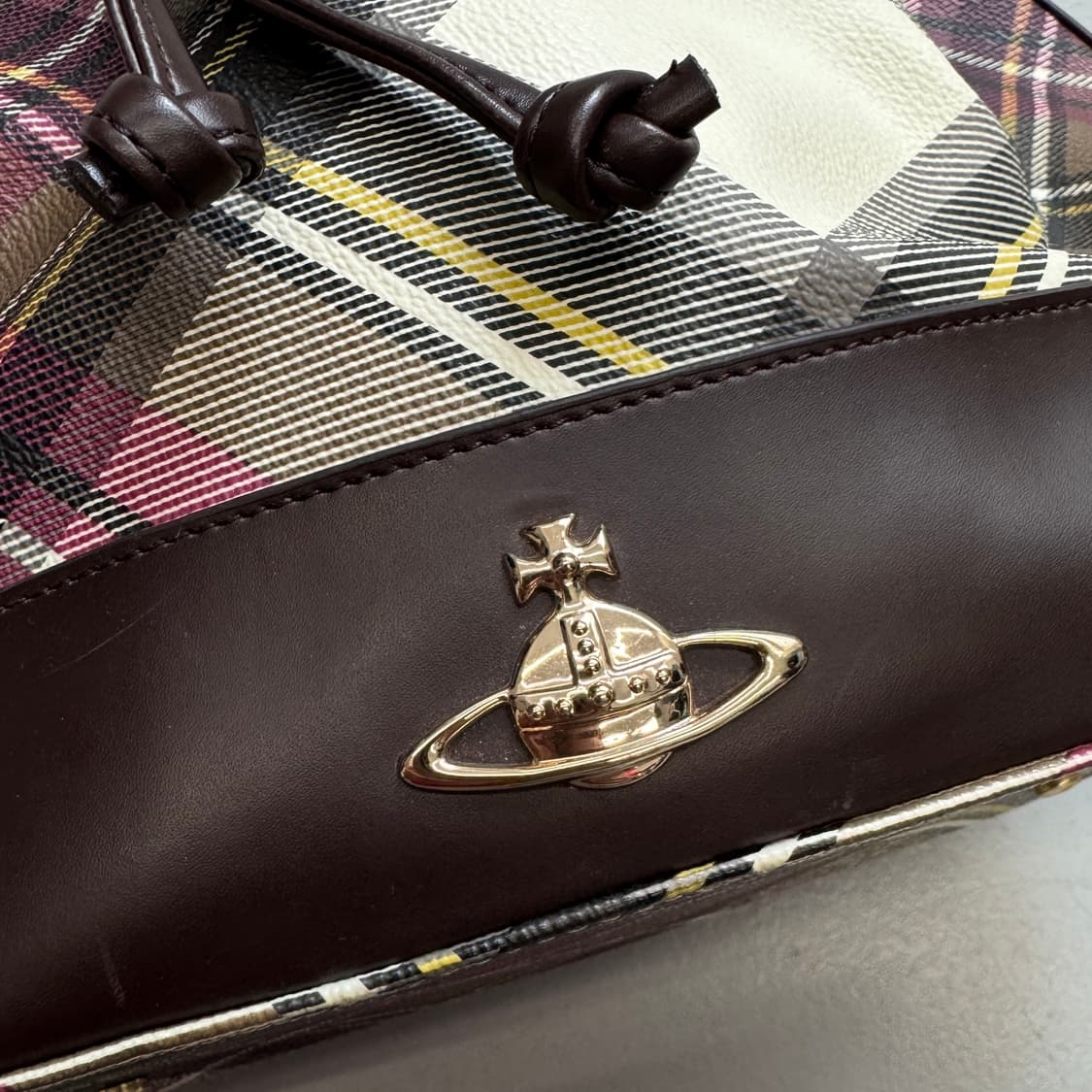 비비안웨스트우드 체크 버킷 숄더백 상품이미지3