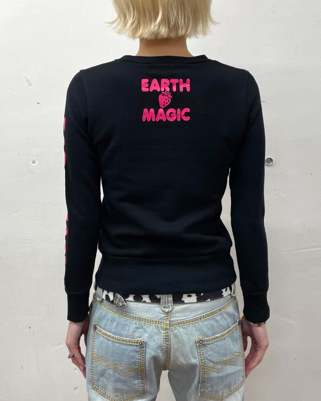 EARTH Big Strawberry Glossy Sweatshirt  상품이미지3