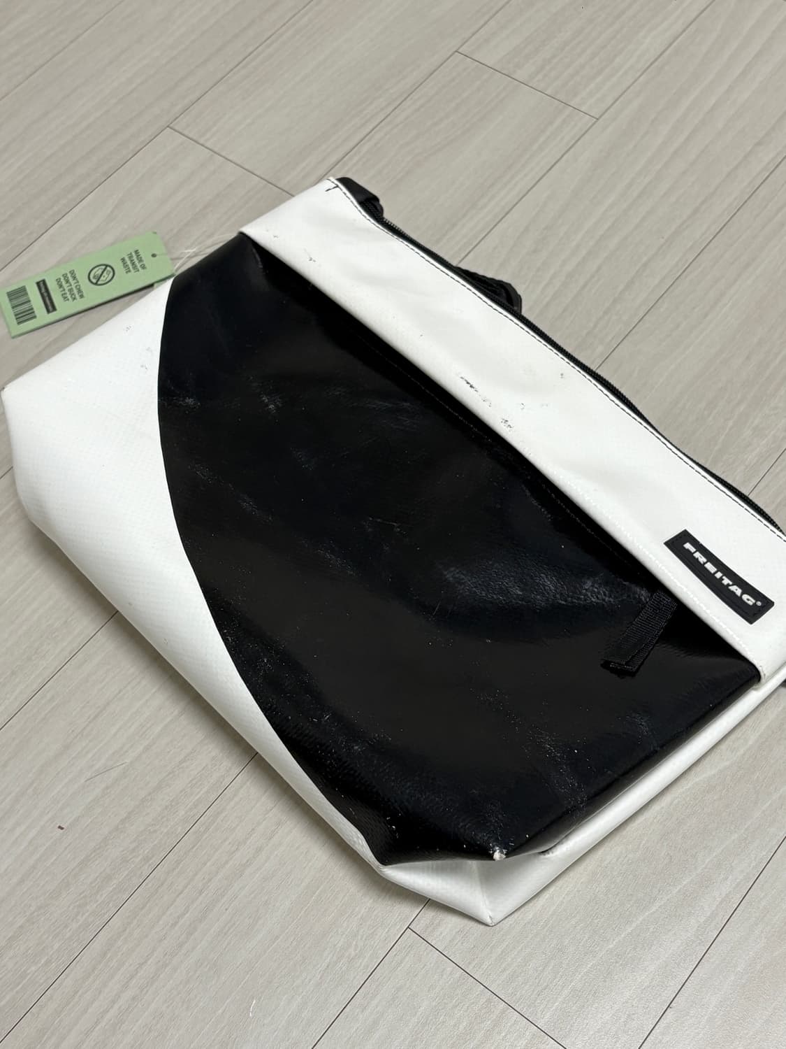 프라이탁 루 F553 LOU 블랙/화이트 상품이미지6