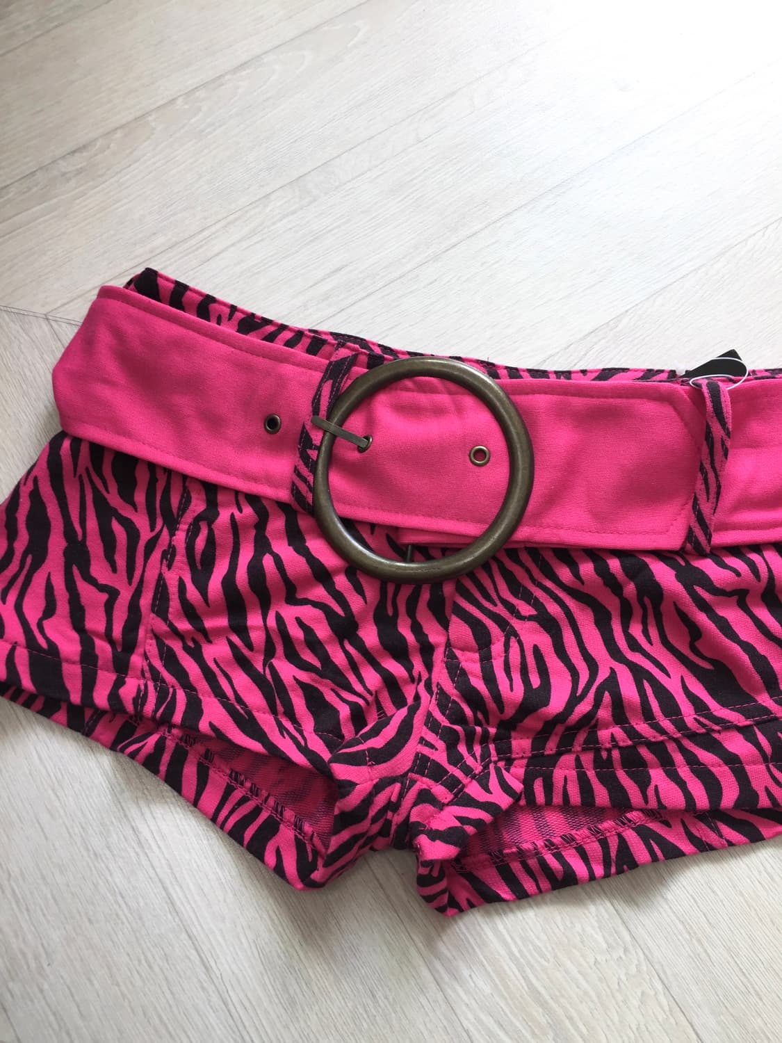 Pink Zebra Bold Belt Mini Shorts 상품이미지1