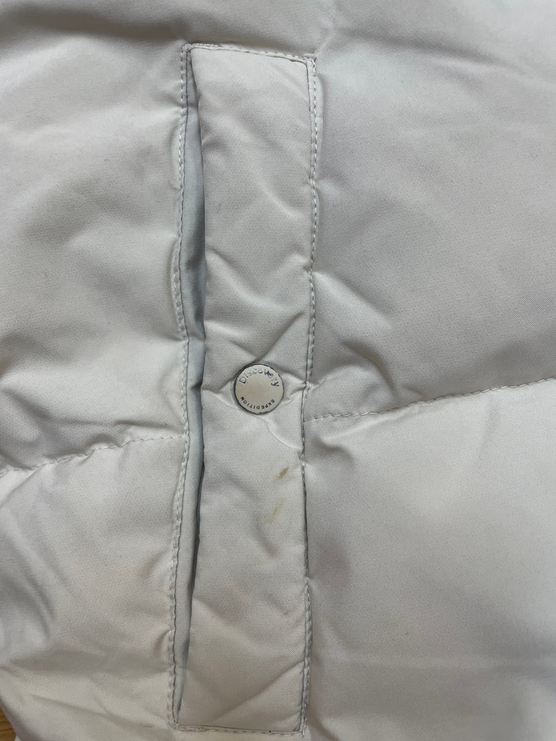 디스커버리 남성 숏패딩 아이보리 색상입니다. 사이즈는 100이고, 하자  상품이미지7