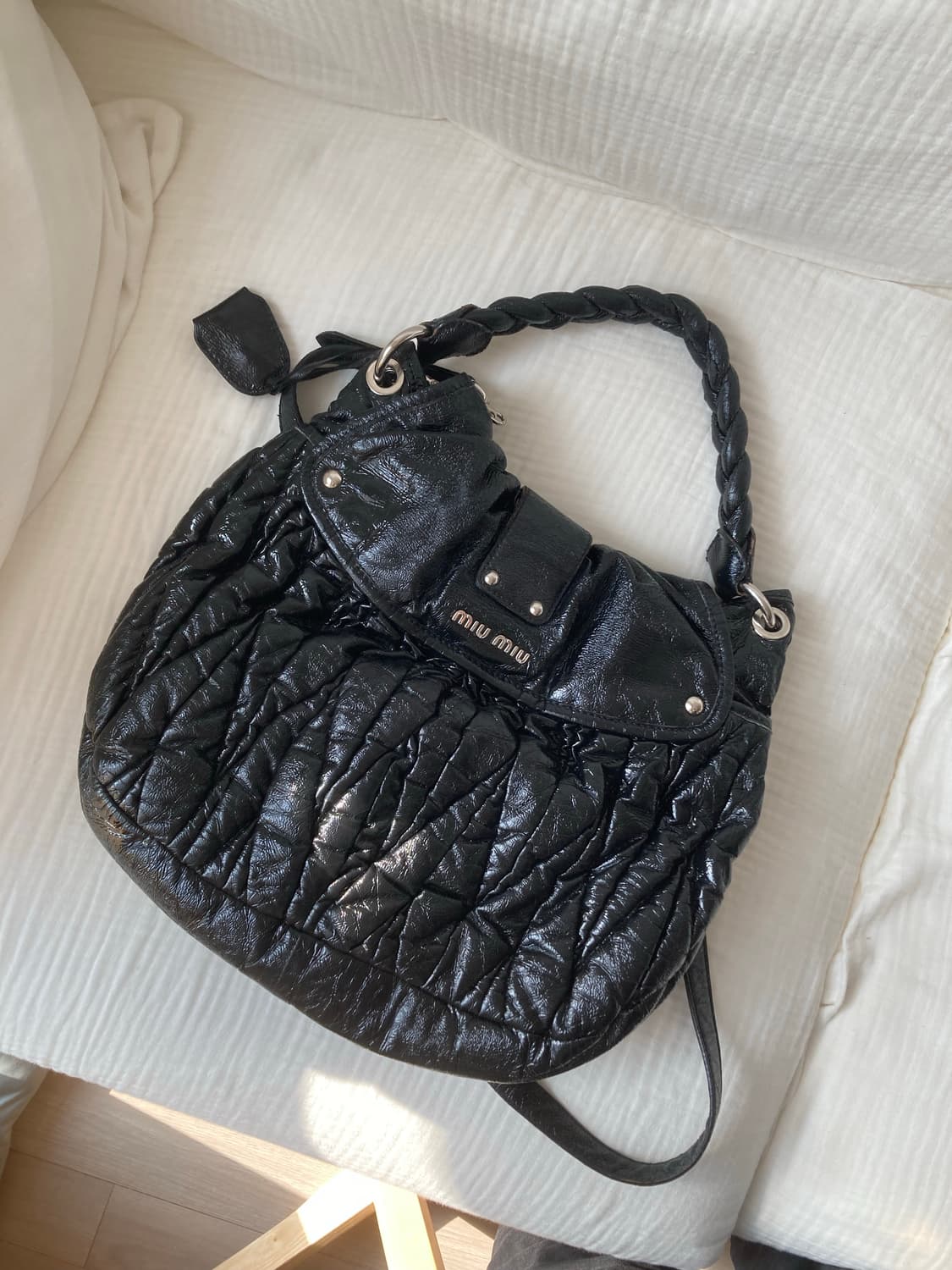 미우미우 블랙 숄더 크로스 백 상품이미지2