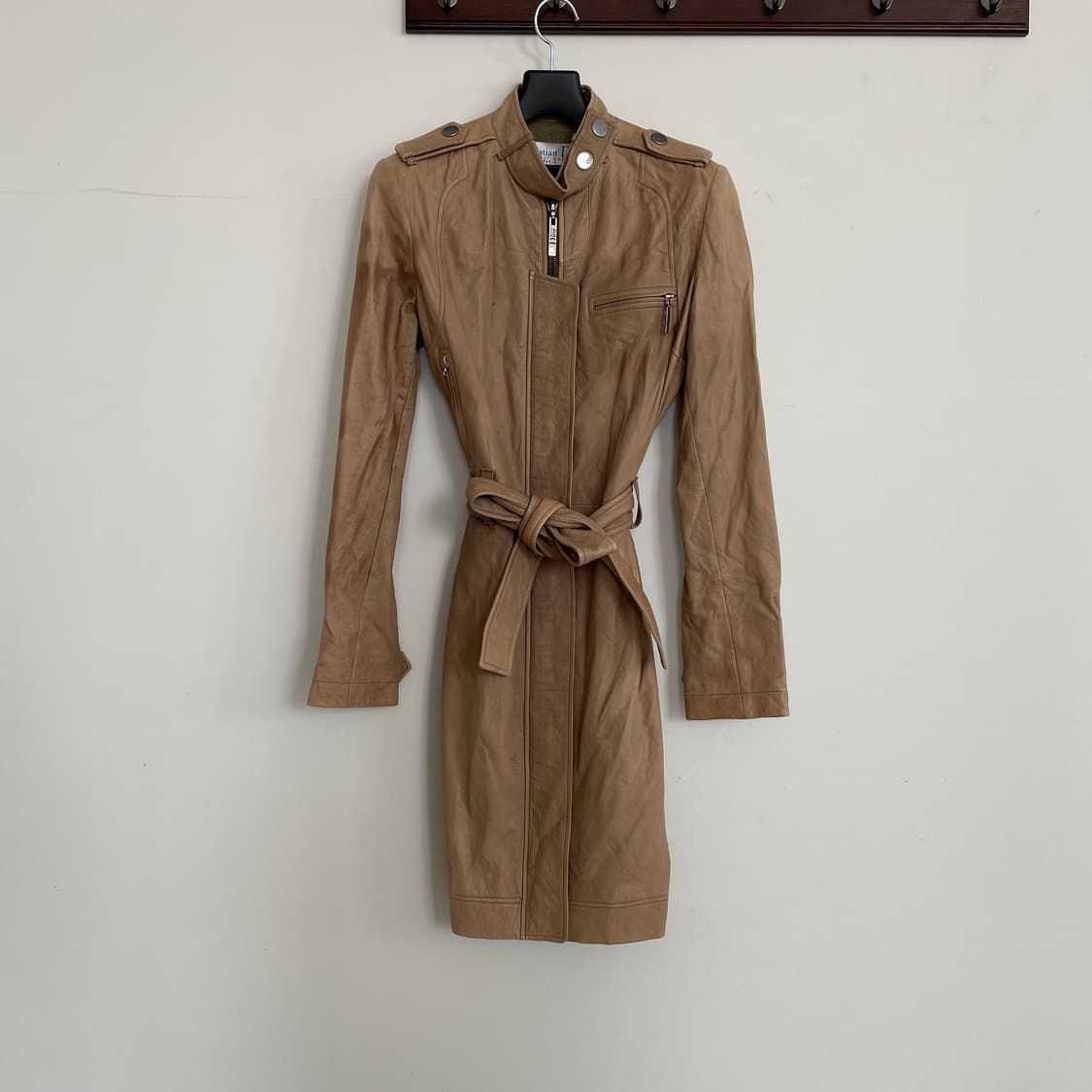 크리스찬 디올 양가죽 브라운 벨티드 견장 롱 코트 상품이미지1