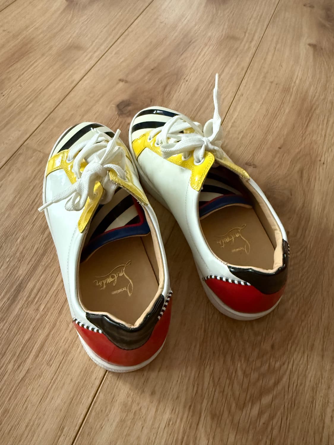 크리스찬 루부탱 멀티 컬러 스트라이프 에나멜 스니커즈 상품이미지1