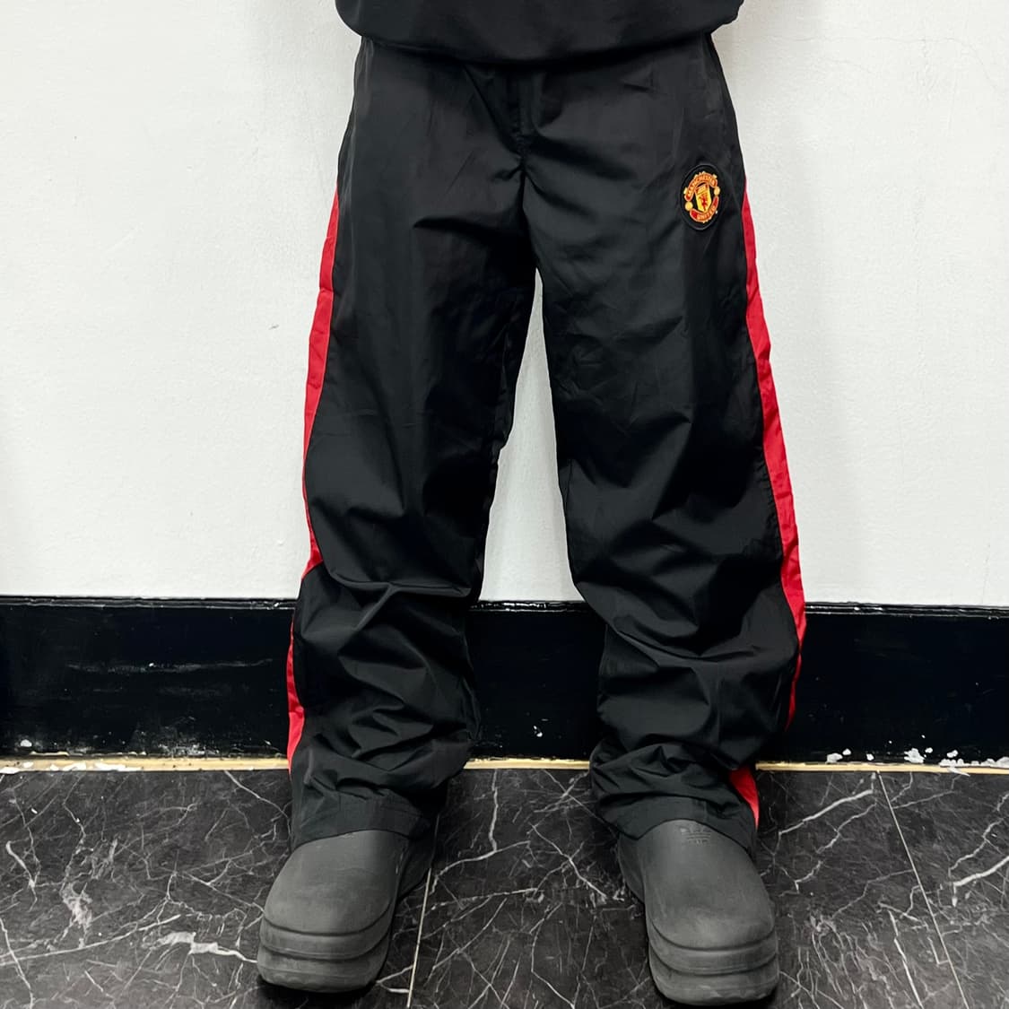 맨체스터 유나이티드 엠블럼 와이드 트랙팬츠 상품이미지2