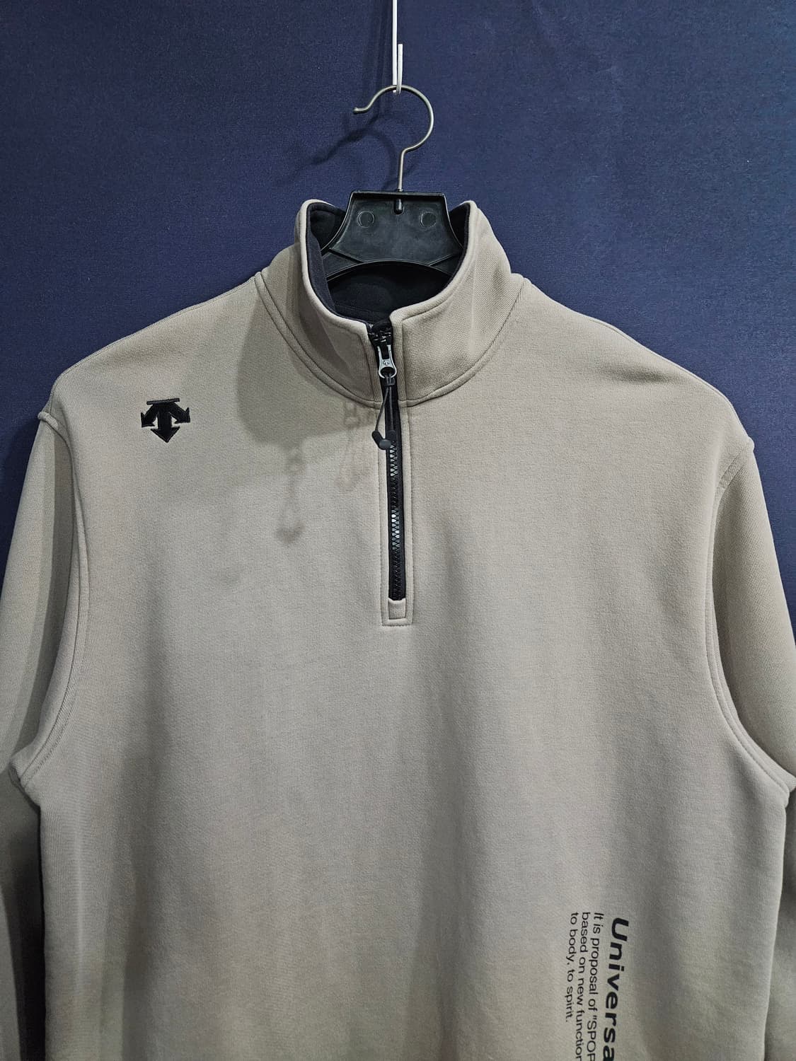 데상트 자수 라이트베이지 남성 105 반집업자켓  상품이미지7