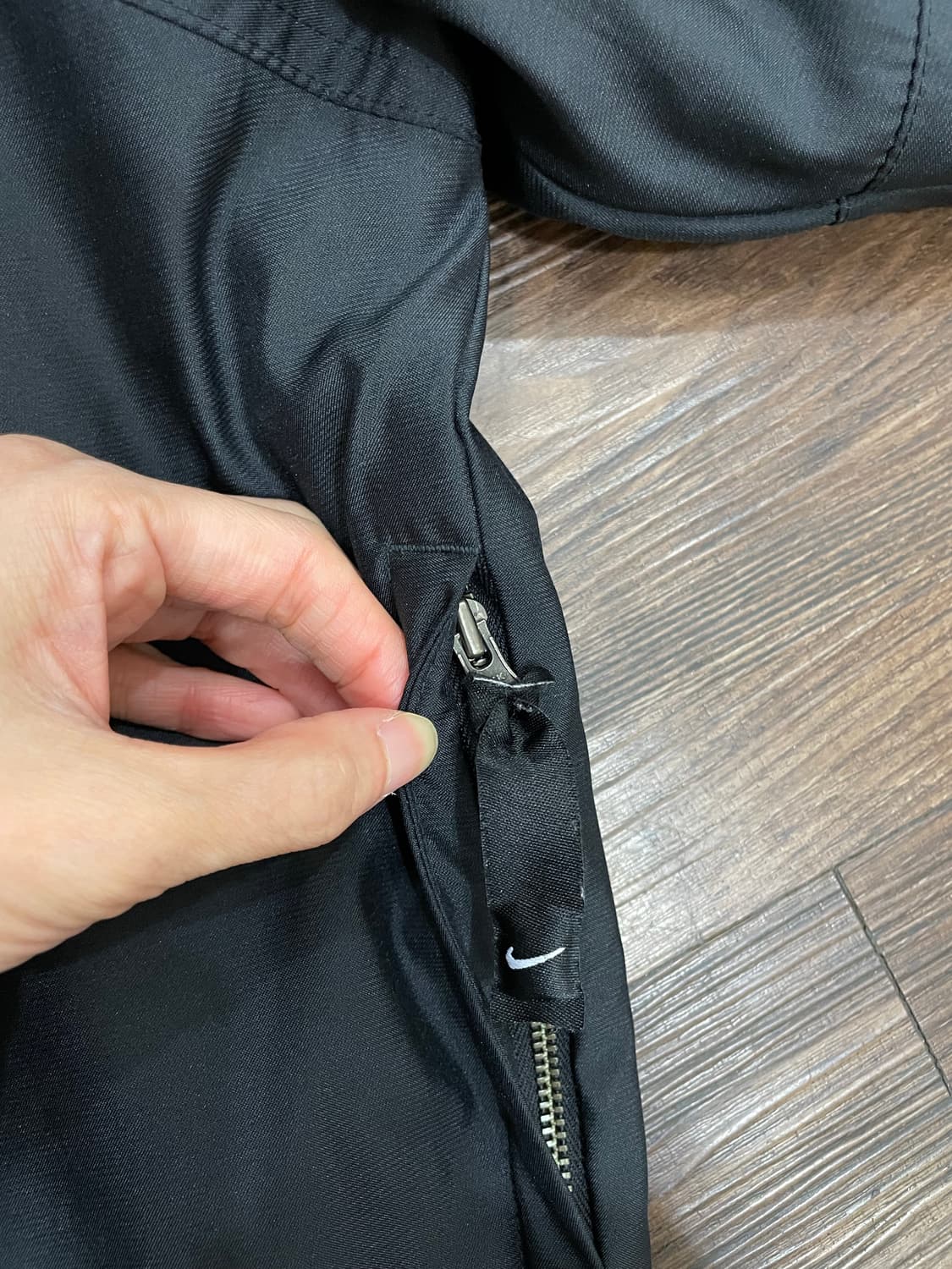 나이키 NRG 솔로 스우시 사틴 봄버 자켓 블랙 블리치드 코랄 상품이미지5