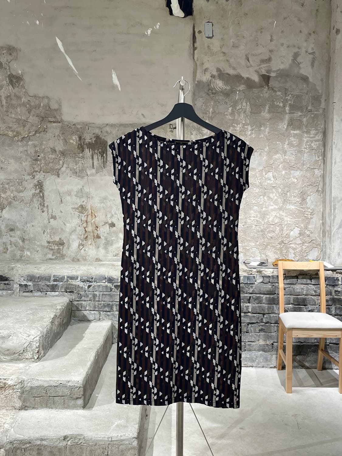 펜디 브라운 주카 패턴 스트라이프 폴리아미드 미디원피스 상품이미지1