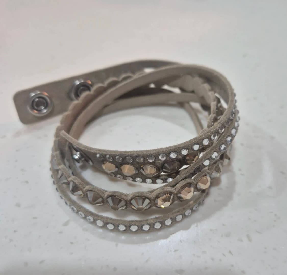 Swarovski 스와로브스키 슬레이크 스터드 가죽 팔찌 골드 상품이미지2