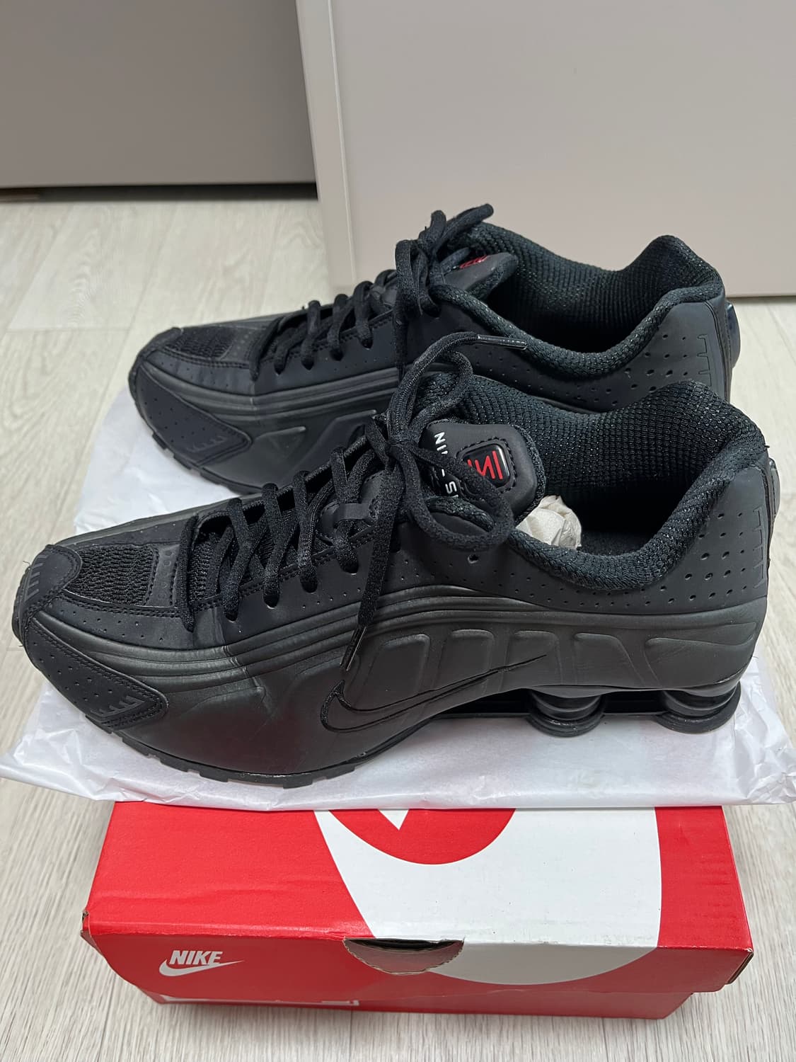 나이키 샥스 R4 (HQ1988-001) 275 Size 상품이미지1