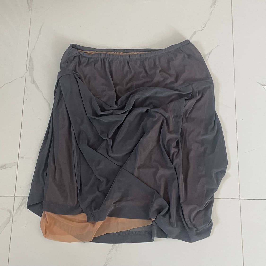 파르티멘토우먼 메쉬 드레이프 스커트 차콜 상품이미지7