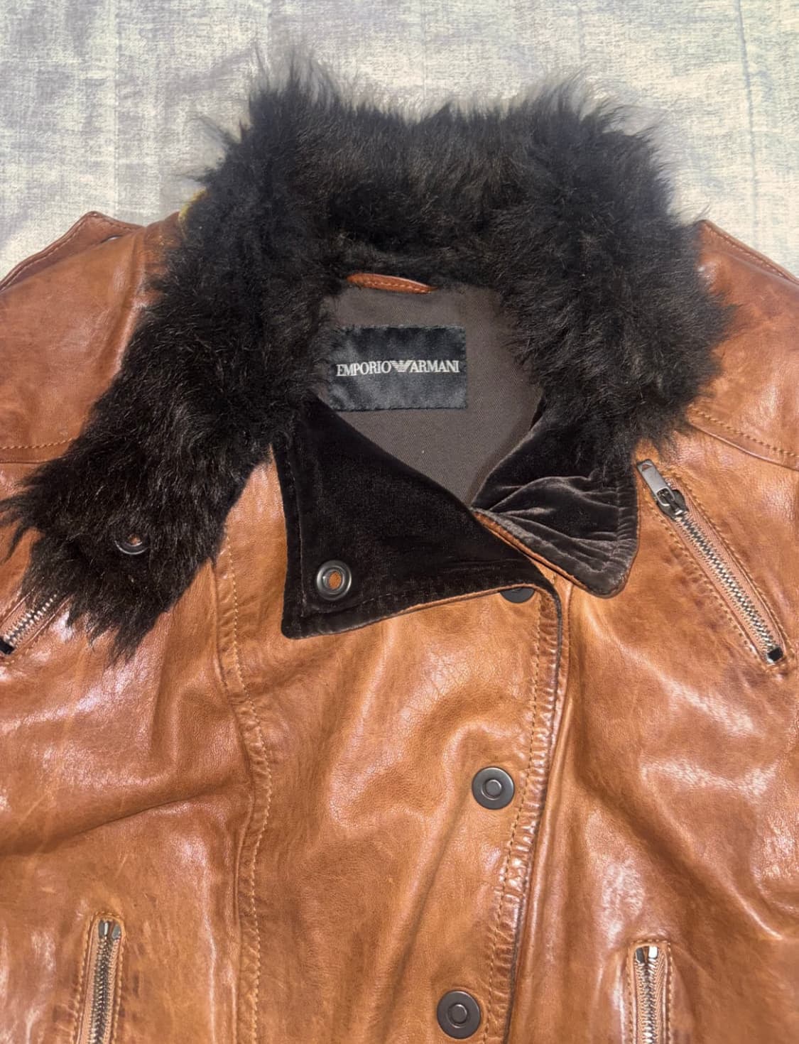 00s 엠포리오 아르마니 사선 버튼 퍼 트리밍 레더 자켓 상품이미지3