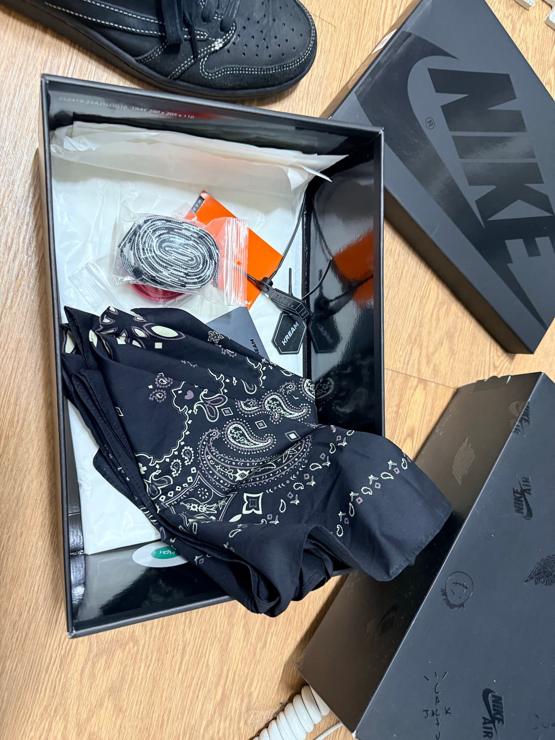 [255] 조던 1 x 트래비스 스캇 레트로 로우 OG SP 블랙 팬텀 상품이미지6