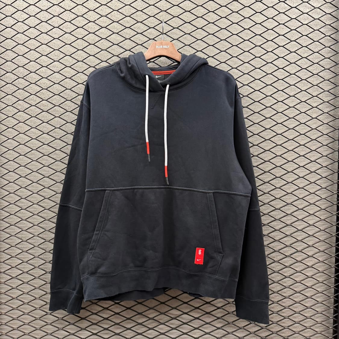 나이키 카이리 어빙 후드티 레드스트링 측면 레터링 디테일 블랙 상품이미지3