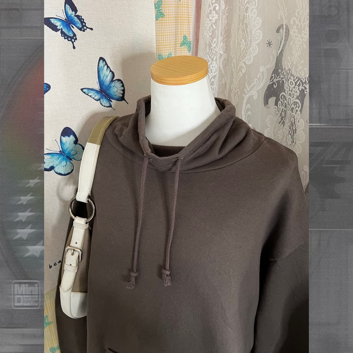 브라운 오버핏 하이넥 맨투맨 상품이미지4