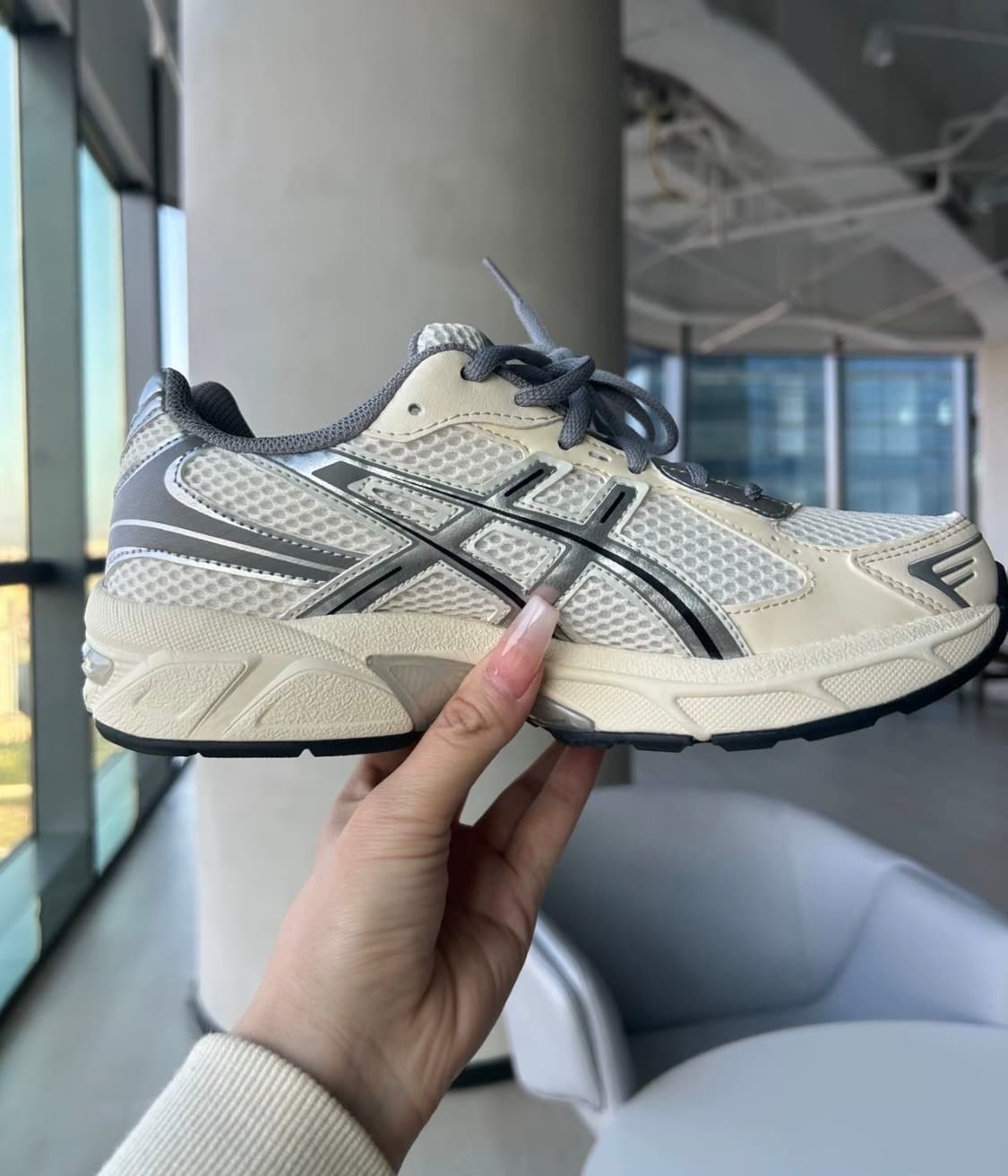 (W) 아식스 젤 1130 크림 클레이 그레이 227.5 상품이미지1