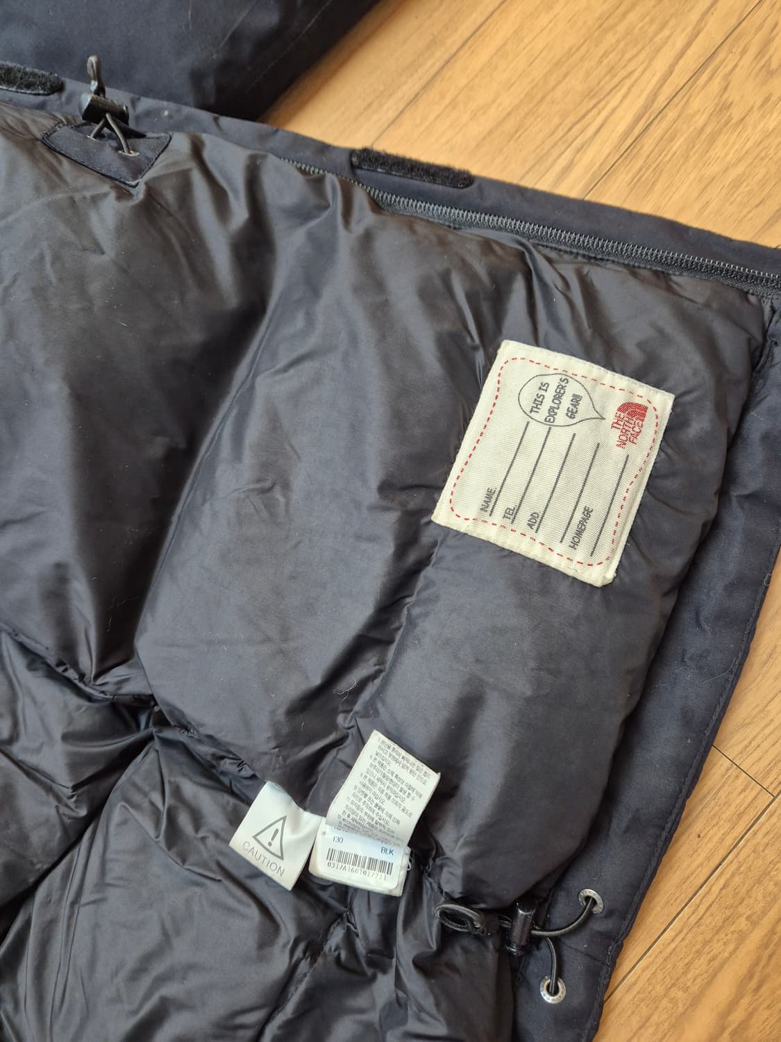 노스페이스 키즈 오리털 패딩 130사이즈 블랙 색상입니다. 가슴둘레는 상 상품이미지9