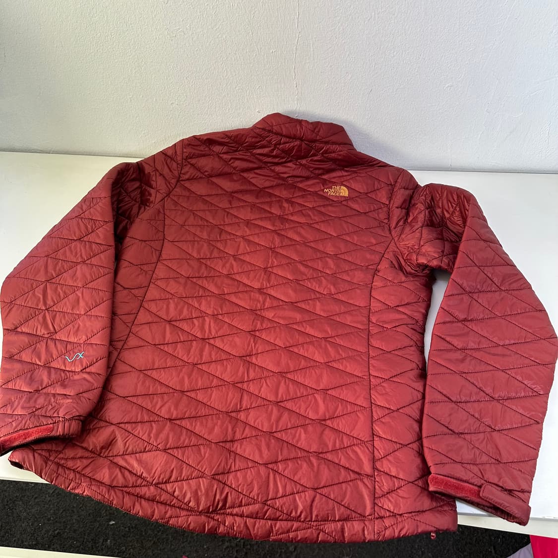 우먼L-XL 노스페이스 딥레드 라인핏 밑단고무줄 기본로고 초경량패딩자켓 상품이미지5