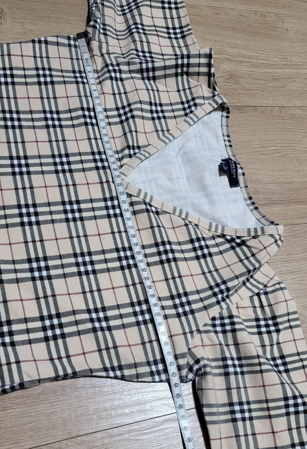 버버리 체크 V넥 7부 크롭 배꼽 티셔츠. 상품이미지3