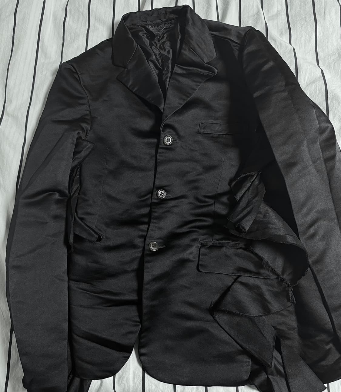 (네고가능)블랙 꼼데가르송 24ss 세틴 비대칭 재킷 (블랙 L) 상품이미지2