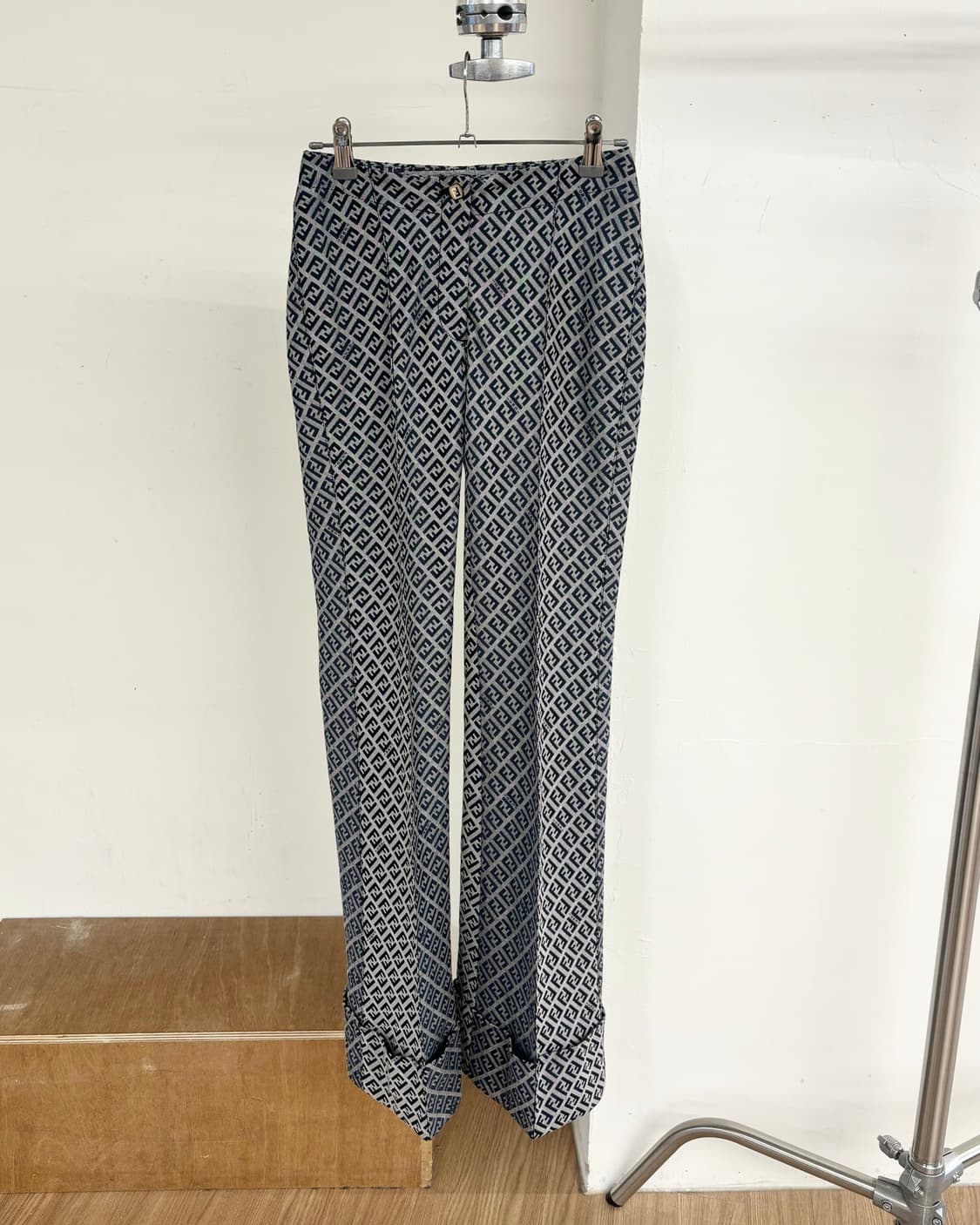 펜디 그레이  F 패턴 플리츠 팬츠 상품이미지1