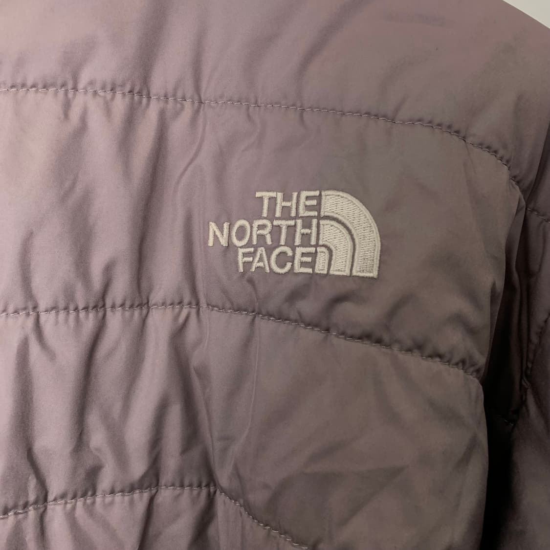 노스페이스 자수로고 스틸그레이 경량 패딩 상품이미지5