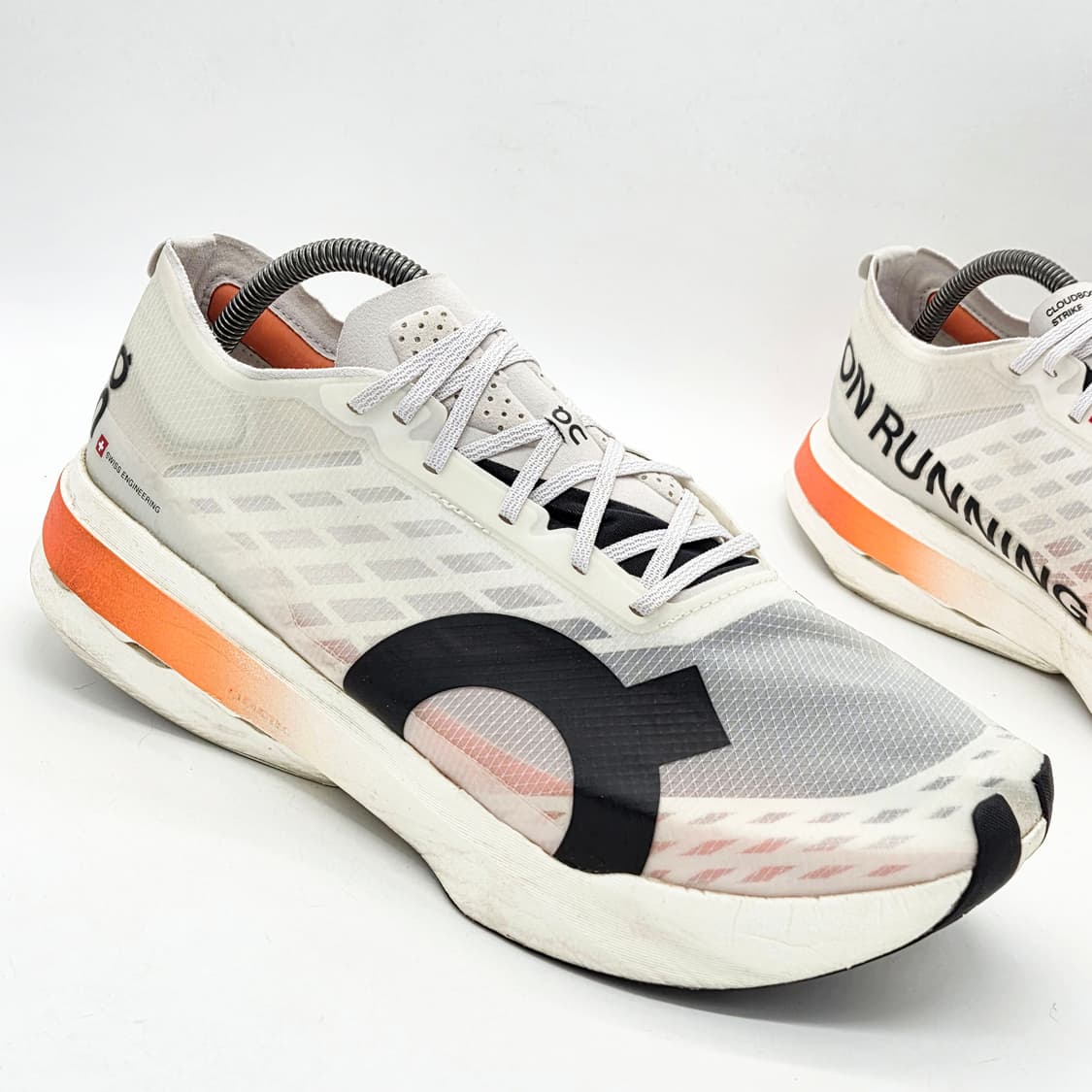 온 러닝 클라우드붐 스트라이크 화이트 블랙 (295) 상품이미지5