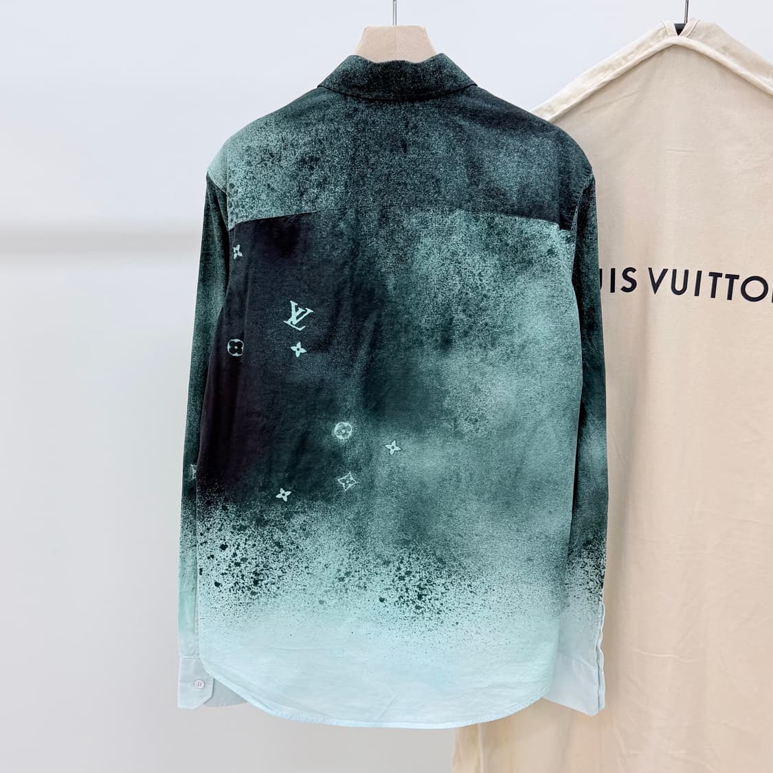 [S급/M] 루이비통 그라데이션 스프레이 모노그램 셔츠 상품이미지4