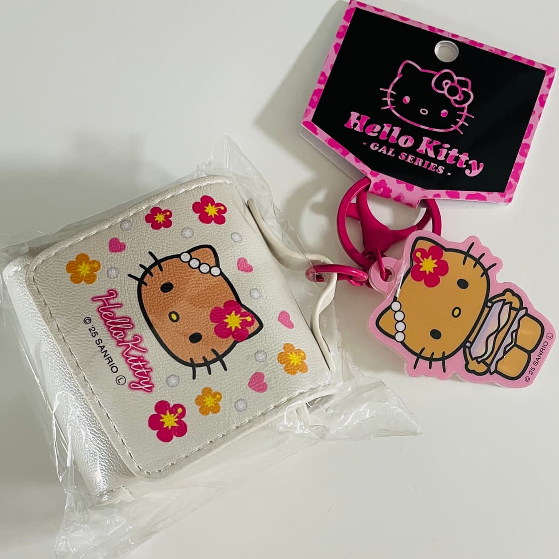 헬로키티 태닝 이어폰 파우치 키링 상품이미지1