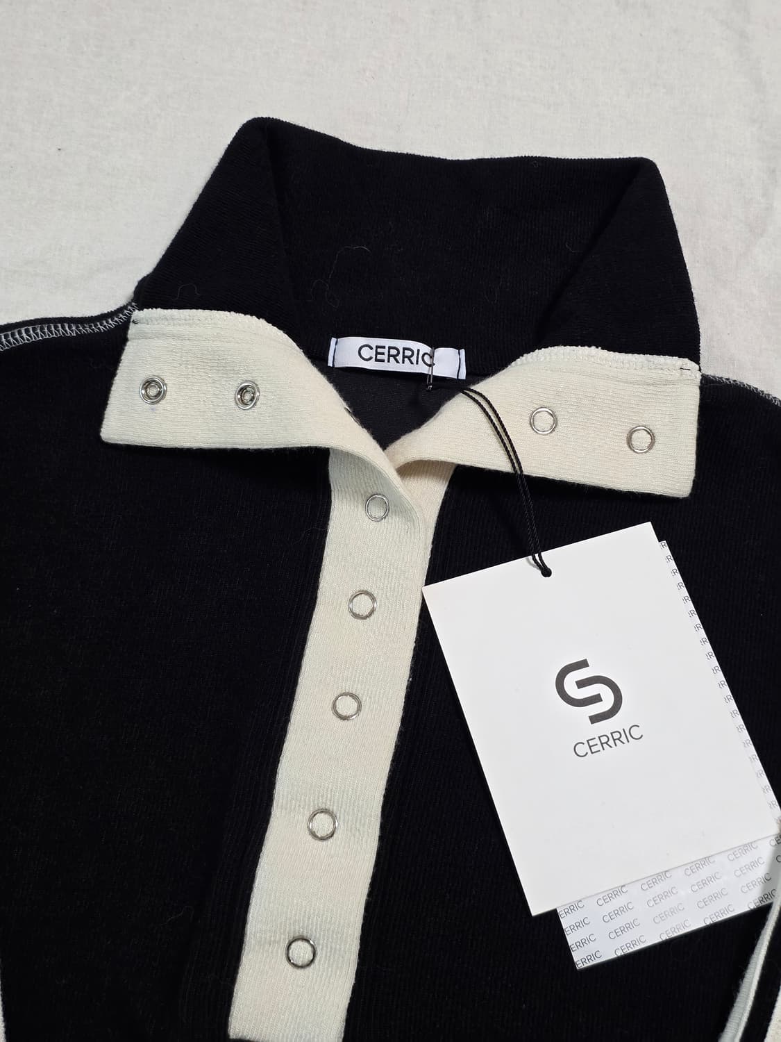 CERRIC 세릭 라인 하이넥 버튼 니트 탑 상품이미지5